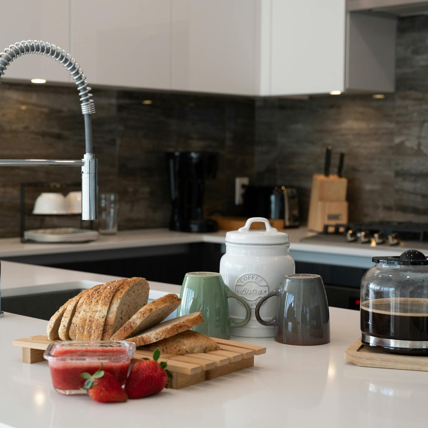 Kitchen & Dining