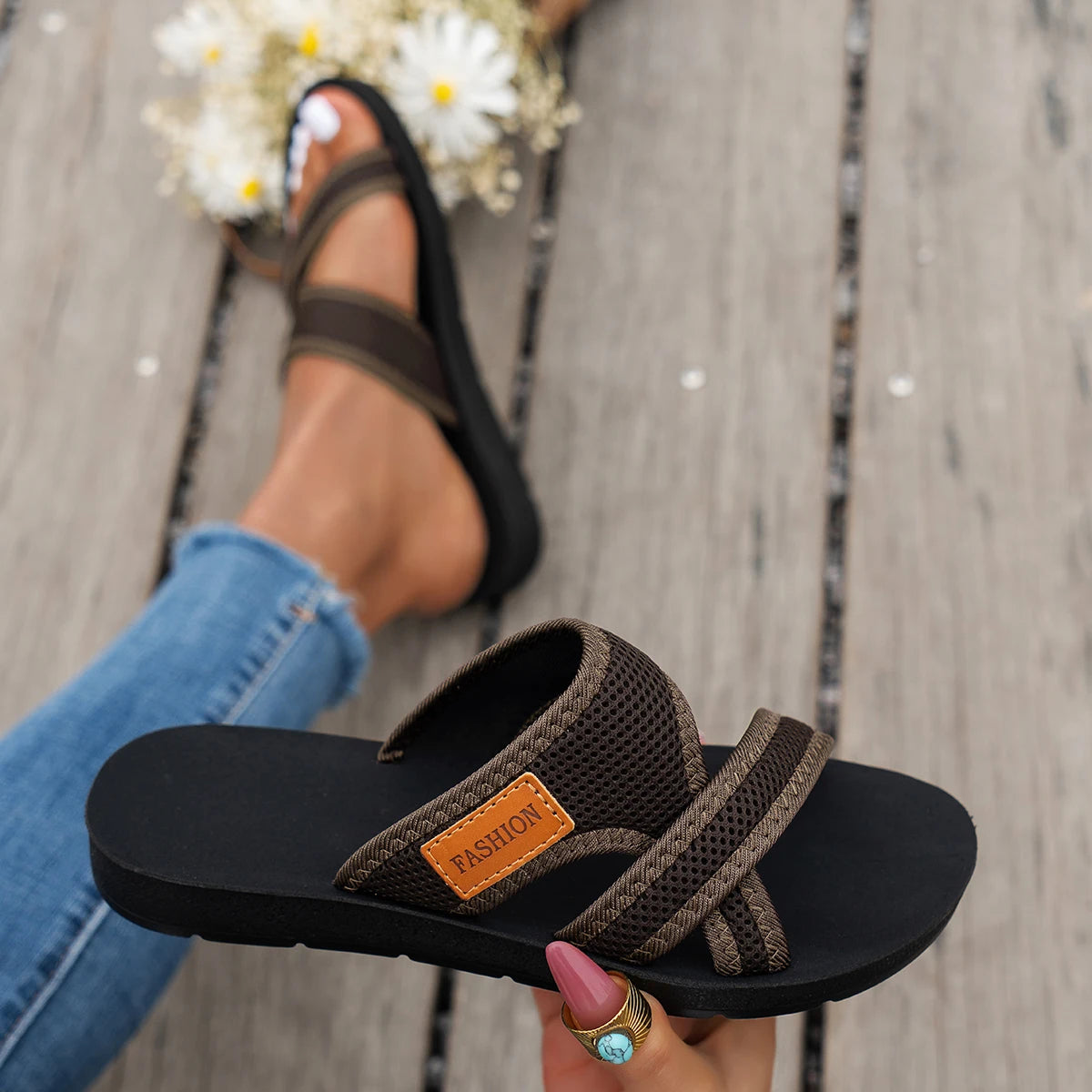 Fashionable and Versatile Sports-Style Women'S Sandals, Mesh Breathable, Comfortable and Skin-Friendly, Suitable for Both Indoor and Outdoor Wear, Flat Sandals